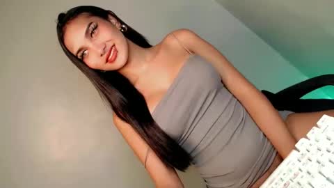 Snapshot of its_me_arabella chatting on 01/06/25, 04:36 Bella online show from 01/06/25, 04:36