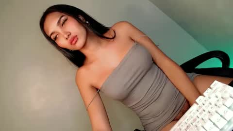 Snapshot of its_me_arabella chatting on 01/06/25, 11:18 Bella online show from 01/06/25, 11:18