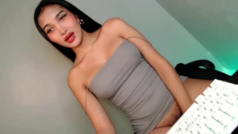 Snapshot of its_me_arabella chatting on 01/07/25, 04:50 Bella online show from 01/07/25, 04:50