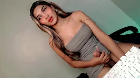 Snapshot of its_me_arabella chatting on 01/14/25, 04:47 Bella online show from 01/14/25, 04:47