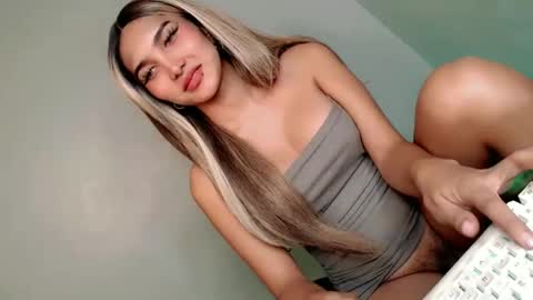 Snapshot of its_me_arabella chatting on 01/25/25, 11:44 Bella online show from 01/25/25, 11:44