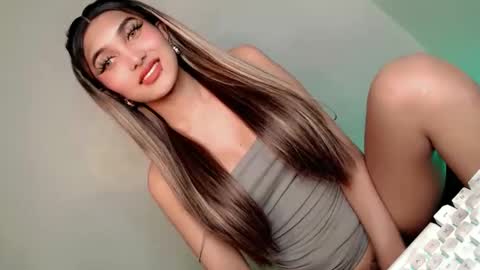 Snapshot of its_me_arabella chatting on 02/15/25, 05:09 Bella online show from 02/15/25, 05:09