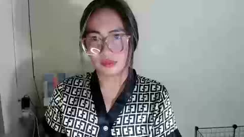 Snapshot of itsurgil_kloeh chatting on 12/17/25, 04:35 itsurgil_kloeh online show from 12/17/25, 04:35