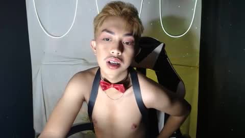 Snapshot of itsyourcummerboy_xx chatting on 04/11/26, 10:19 Kyle online show from 04/11/26, 10:19