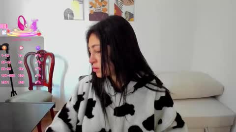 Snapshot of itziar_cailanie chatting on 10/26/25, 02:56 Itziar  online show from 10/26/25, 02:56