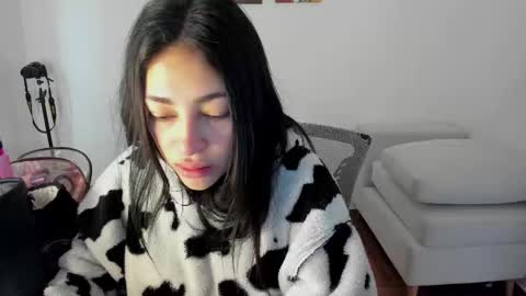 Snapshot of itziar_cailanie chatting on 10/31/25, 03:57 Itziar  online show from 10/31/25, 03:57