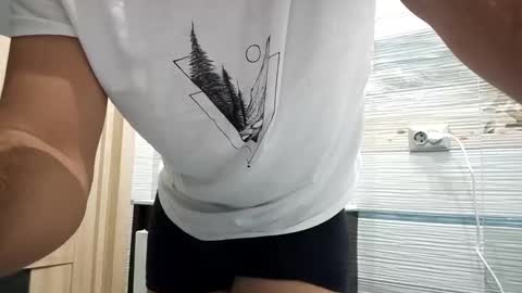 Snapshot of ivanes888 chatting on 12/01/25, 03:33 Mickey online show from 12/01/25, 03:33