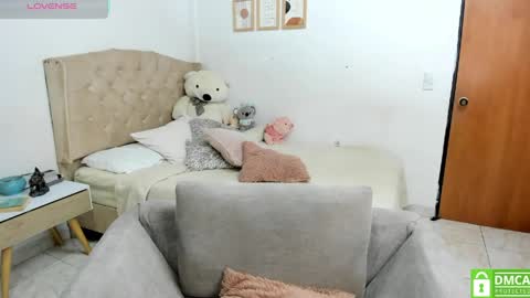Snapshot of ivet_cute1 chatting on 06/03/26, 01:25 ivet online show from 06/03/26, 01:25