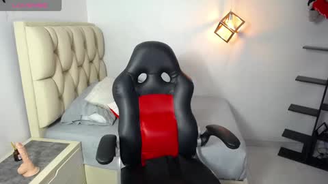 Snapshot of ivonneclain1 chatting on 12/15/25, 03:00 IVONNE online show from 12/15/25, 03:00