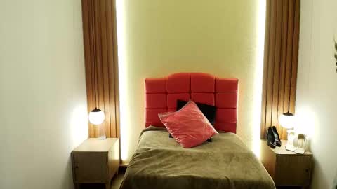 I V O N N E R O S S online show from 02/12/26, 12:00