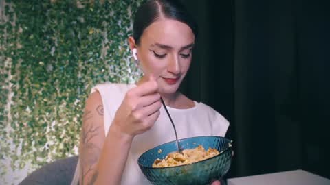 Snapshot of ivyjonson chatting on 01/16/25, 08:14 Miss Ivy online show from 01/16/25, 08:14