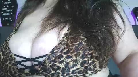 Gwen LaCourt online show from 11/18/25, 12:20