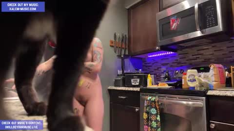 Muse hethey online show from 11/29/25, 10:57