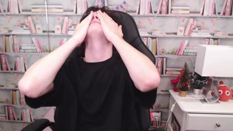 Snapshot of iwillfall_ chatting on 12/11/24, 06:04 Maxim online show from 12/11/24, 06:04