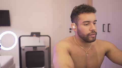 Snapshot of izaak_lover chatting on 12/19/24, 08:13 Izaak online show from 12/19/24, 08:13