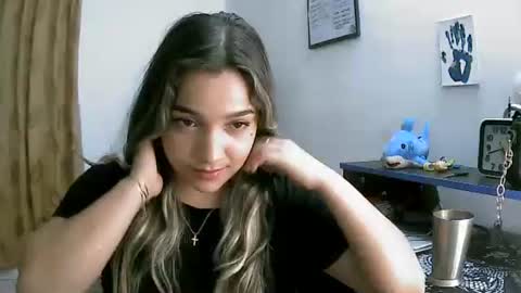 izzy_32 online show from 04/14/26, 06:19