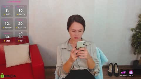 Snapshot of izzy_cam chatting on 09/15/25, 05:18 Queen of nylon Victoria online show from 09/15/25, 05:18