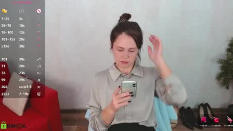 Snapshot of izzy_cam chatting on 10/27/25, 04:49 Queen of nylon Victoria online show from 10/27/25, 04:49