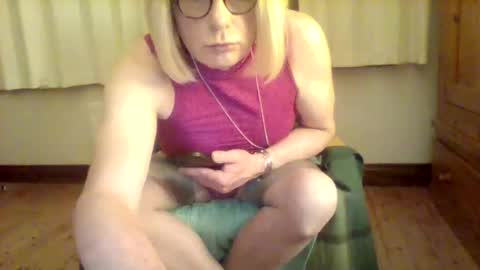 Snapshot of izzy_mchoney chatting on 05/16/26, 12:18 izzy_mchoney online show from 05/16/26, 12:18