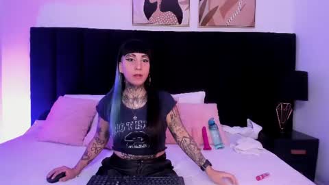 Snapshot of izzy_moon7 chatting on 06/14/26, 11:01 Izzy moon online show from 06/14/26, 11:01