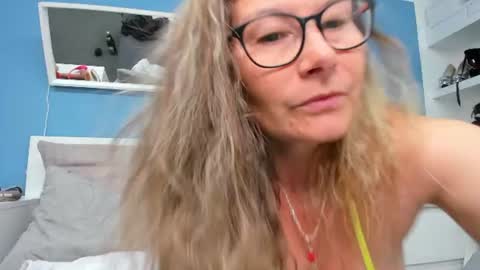 Snapshot of izzymendosa chatting on 06/29/26, 04:30 Izzy Mendosa online show from 06/29/26, 04:30