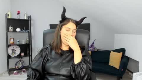 Snapshot of izzymonro chatting on 10/31/25, 09:16 Izzy online show from 10/31/25, 09:16