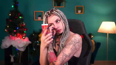 Snapshot of jade_castle chatting on 12/15/24, 01:13 jade_castle online show from 12/15/24, 01:13