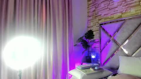 jade white  online show from 09/17/25, 12:51