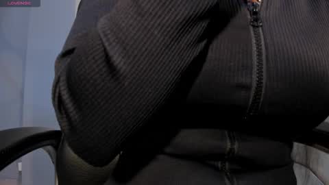 Snapshot of jadeevansx chatting on 12/19/25, 04:03 JADE EVANS online show from 12/19/25, 04:03