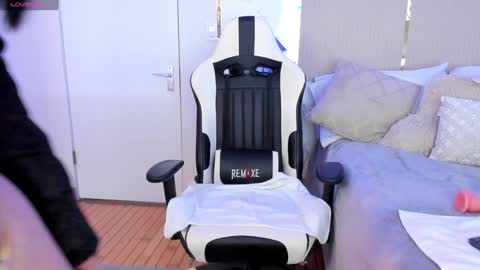 Snapshot of jadeh_williams02 chatting on 01/28/25, 12:54 Jadeh online show from 01/28/25, 12:54