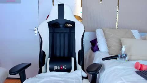 Snapshot of jadeh_williams02 chatting on 02/20/25, 12:30 Jadeh online show from 02/20/25, 12:30