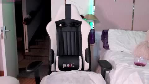 Snapshot of jadeh_williams02 chatting on 02/25/25, 01:52 Jadeh online show from 02/25/25, 01:52