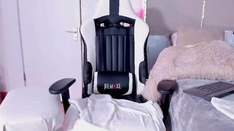 Snapshot of jadeh_williams02 chatting on 03/06/25, 12:54 Jadeh online show from 03/06/25, 12:54