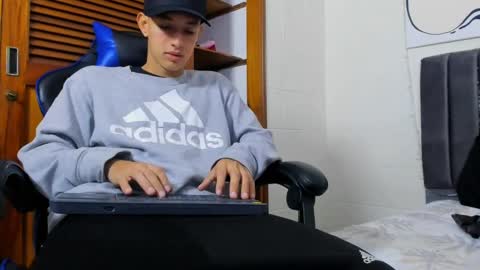 Hi guys im new 3 online show from 02/22/25, 03:58