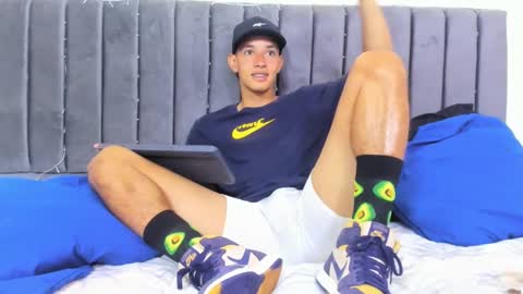 Hi guys im new 3 online show from 02/25/25, 05:15