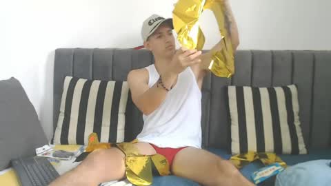 Snapshot of jake_shadow14 chatting on 04/28/26, 04:12 Hi guys im new 3 online show from 04/28/26, 04:12
