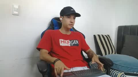 Hi guys im new 3 online show from 07/16/26, 06:14