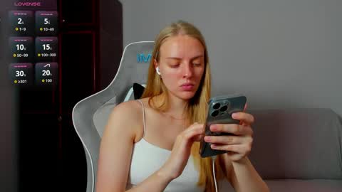 Snapshot of jam_cream chatting on 05/19/26, 07:58 Sofia online show from 05/19/26, 07:58