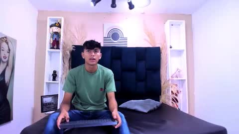 Snapshot of james_and_kenet chatting on 02/02/26, 01:10 James y Kenet online show from 02/02/26, 01:10