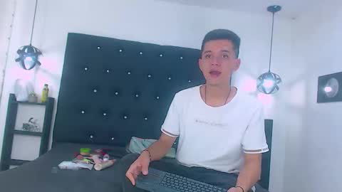 Snapshot of james_and_kenet chatting on 02/19/26, 11:39 James y Kenet online show from 02/19/26, 11:39