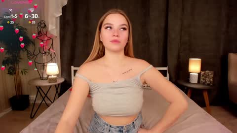 Day Alice Night Stella online show from 12/15/24, 06:40