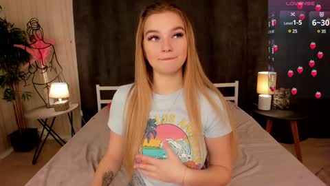 Day Alice Night Stella online show from 12/18/24, 06:21