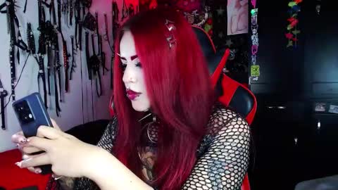 Snapshot of janna_ink chatting on 12/19/24, 01:18 online show from 12/19/24, 01:18