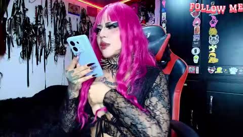 Snapshot of janna_ink chatting on 11/10/25, 12:42 online show from 11/10/25, 12:42