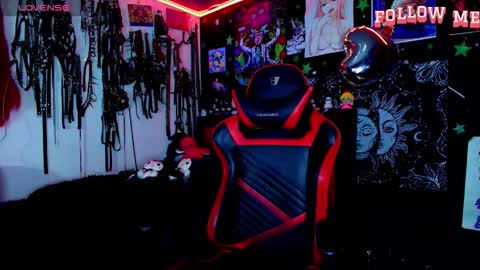 Snapshot of janna_ink chatting on 12/13/25, 11:43 online show from 12/13/25, 11:43