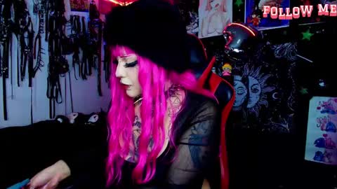 Snapshot of janna_ink chatting on 12/17/25, 09:54 online show from 12/17/25, 09:54