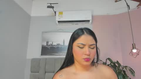 Snapshot of janna_lopezz chatting on 11/07/25, 11:10 Janna online show from 11/07/25, 11:10