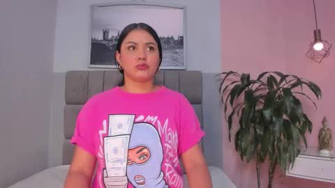 Snapshot of janna_lopezz chatting on 11/12/25, 10:48 Janna online show from 11/12/25, 10:48