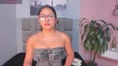 Snapshot of janna_lopezz chatting on 11/19/25, 10:59 Janna online show from 11/19/25, 10:59