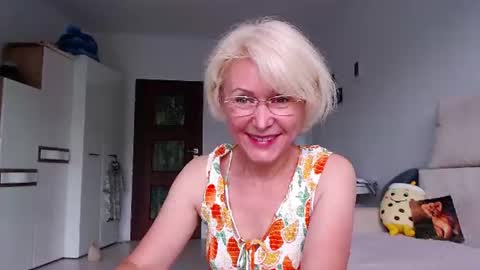 Snapshot of jasmin18v chatting on 06/11/26, 05:49 Jasmin room for people 40 online show from 06/11/26, 05:49